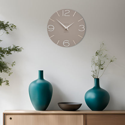 „CalleaDesign Wanduhr Smile 30 cm – handgefertigt in Italien, Milchkaffee/Leinen“